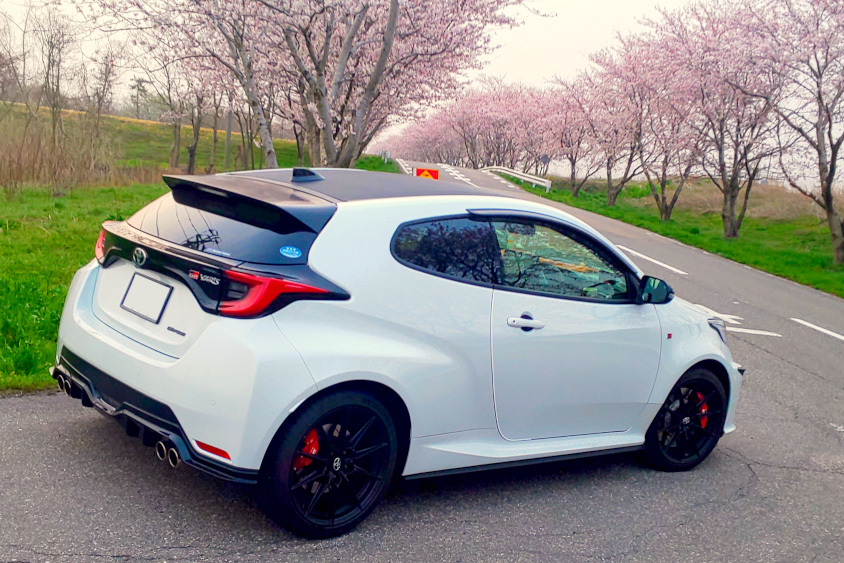 トヨタ・GRヤリスと桜