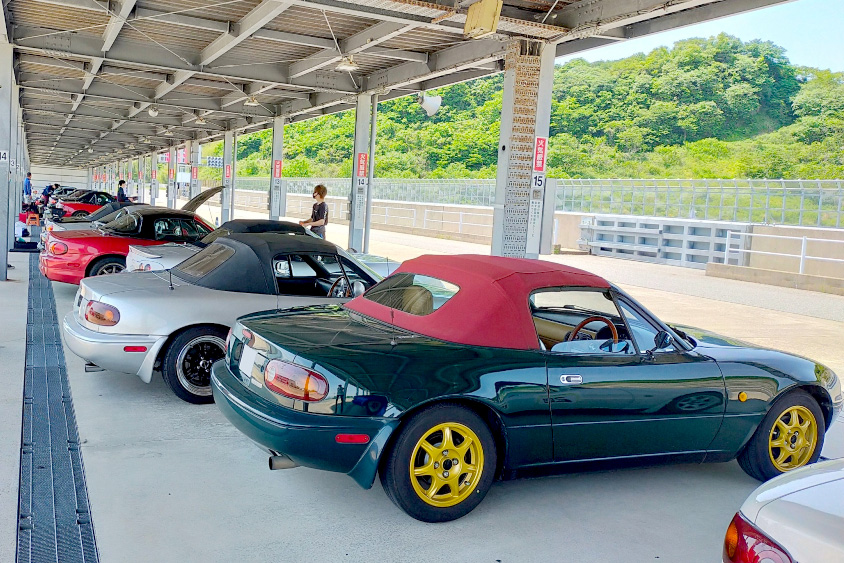サーキットのマツダ・ユーノスロードスター