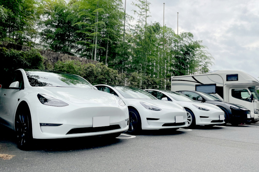 スーパーチャージャーに集まるテスラ