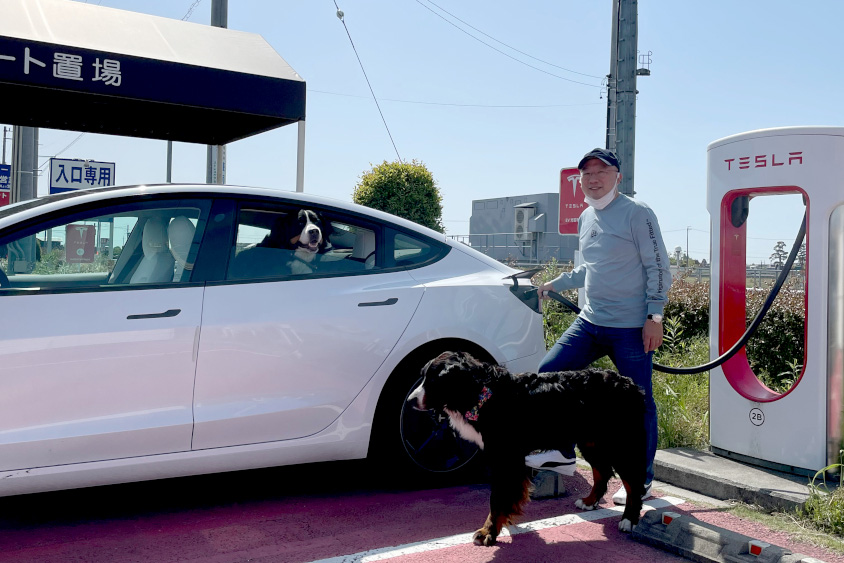 テスラ・モデル3にスーパーチャージャーから充電するオーナーさん