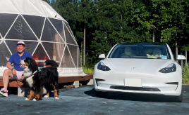 テスラにしたら愛犬との長距離ドライブが増えた！ 電気自動車の良さを教えてくれたモデル3