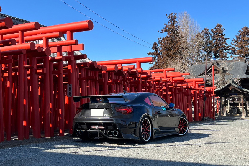 トヨタ・86と鳥居