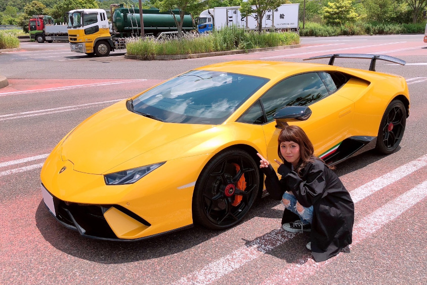 ランボルギーニとNOBLESSEのあやさん