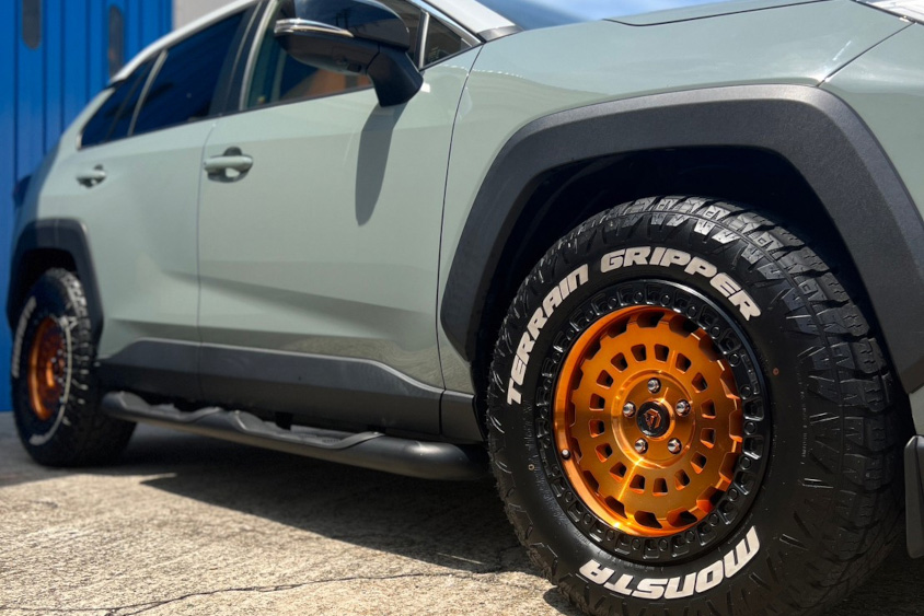 トヨタ・RAV4のホイールとサイドステップ