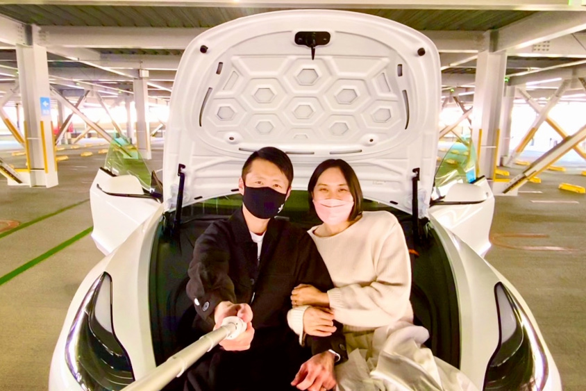 テスラ・モデル3のフロントトランクに座るまぁくんさん