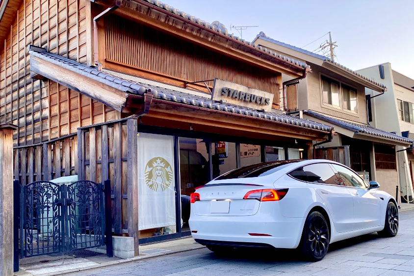 テスラ・モデル3とスターバックス