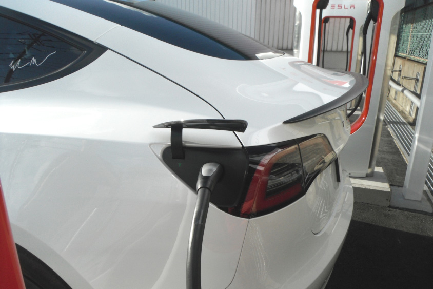テスラ・モデル3の給電の様子