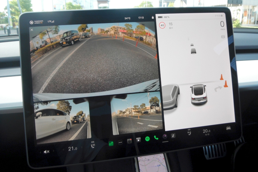 後方と左右を映したテスラの大型モニター