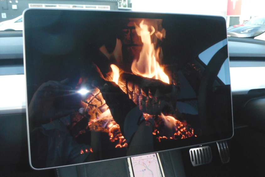 「ロマンスモード」に設定すると焚火の映像と音と温かい空調、そしてムーディーな音楽が楽しめます