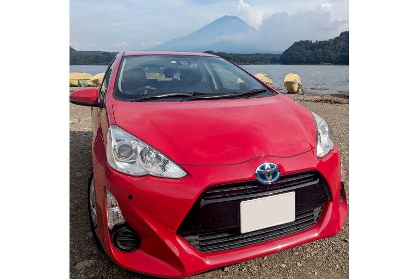 トヨタ・アクアと富士山