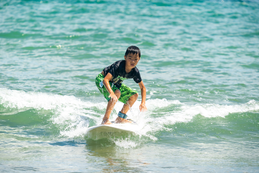 サーフィンするお子さん