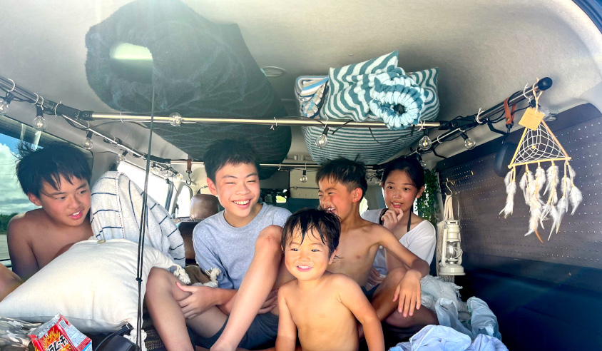 トヨタ・ハイエースと子供たち