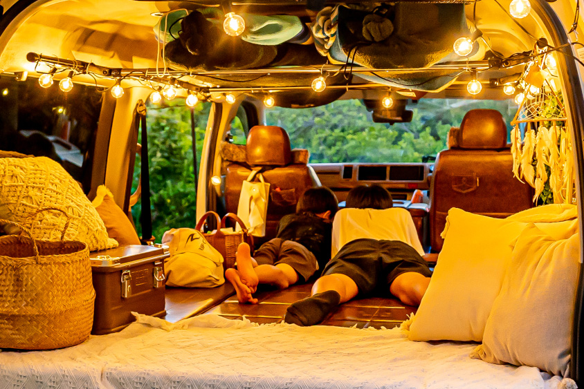 トヨタ・ハイエースのLEDライトをつけた車内の雰囲気