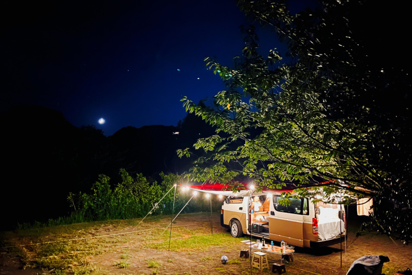 トヨタ・ハイエースでの車中泊の様子