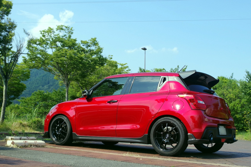 スズキ・スイフトスポーツの左リヤビュー