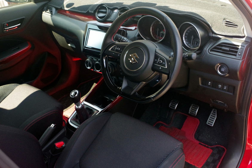 スズキ・スイフトスポーツの運転席