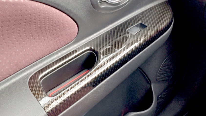 日産・マーチのカーボンパネル