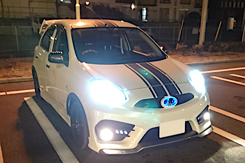 日産・マーチの光るエンブレム