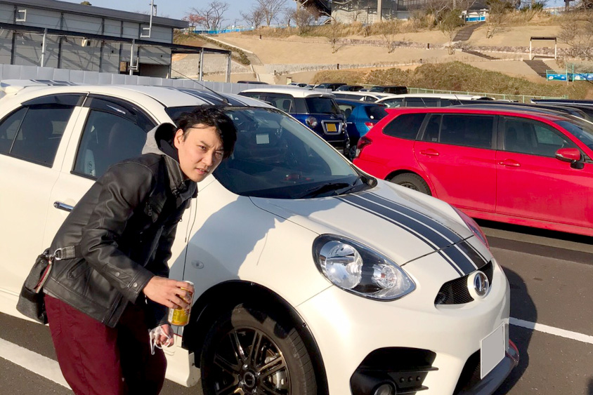 日産・マーチとオーナーの芳垣さん