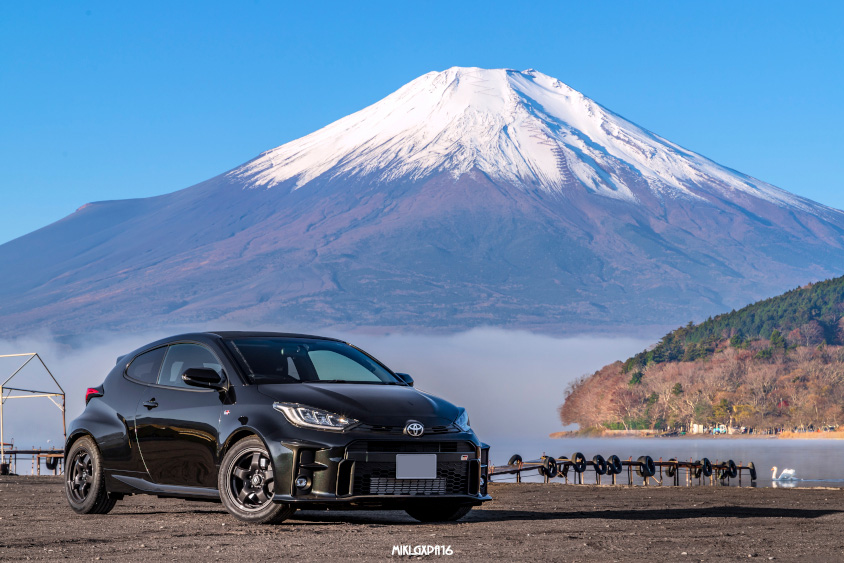 トヨタ・GRヤリスと富士山