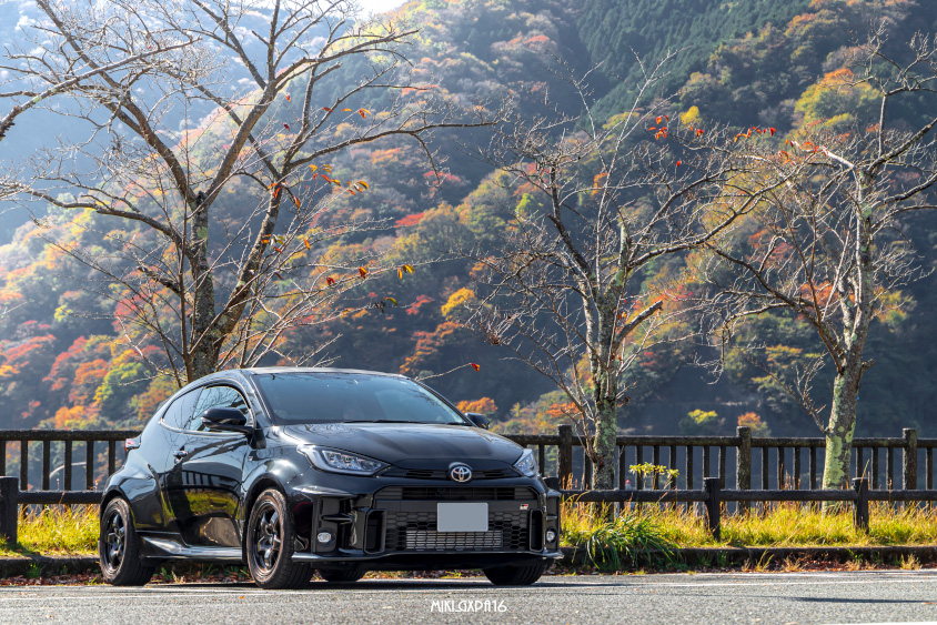 トヨタ・GRヤリスと丹沢湖畔