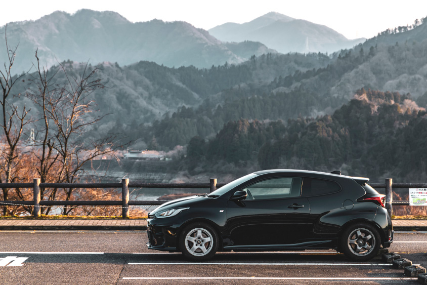 トヨタ・GRヤリスと宮ヶ瀬湖畔