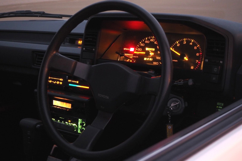 トヨタ・カローラFXの運転席