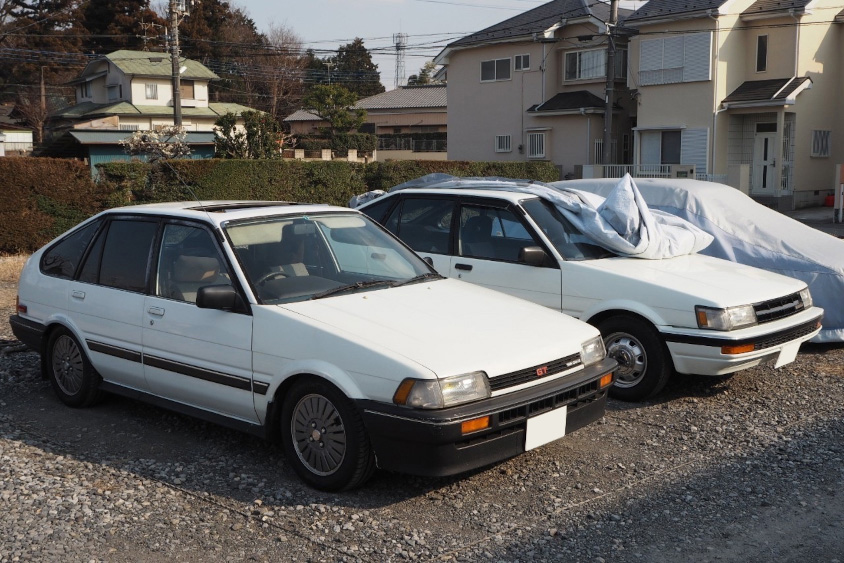 2台のトヨタ・カローラの5ドアセダン