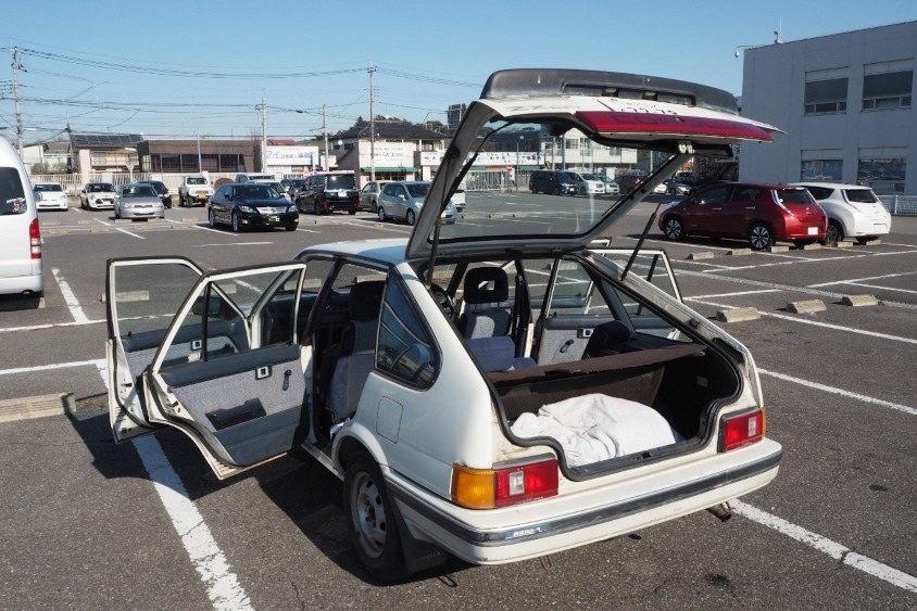 すべてのドアを開けたトヨタ・カローラFX