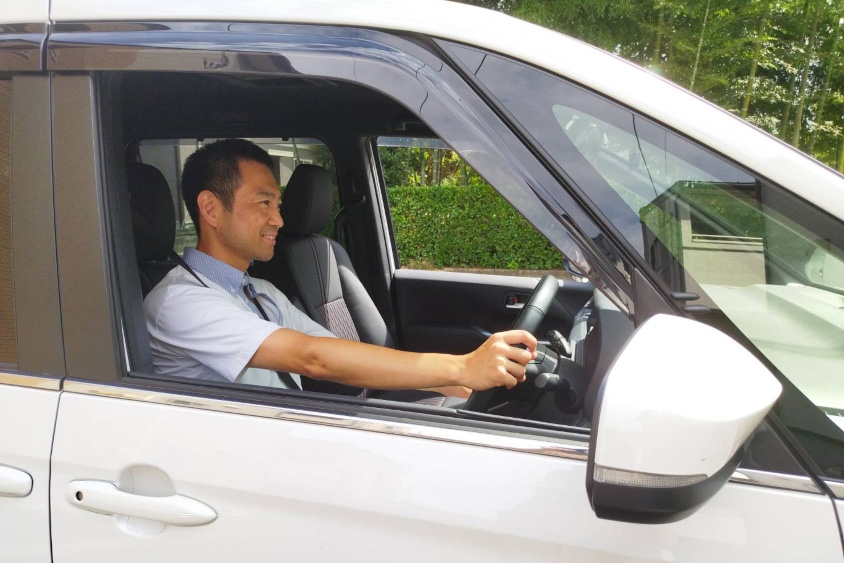 トヨタ・ノアの運転席に座るオーナーさん