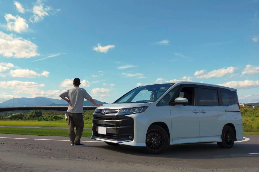 トヨタ・ノアと青空を眺めるオーナーさん