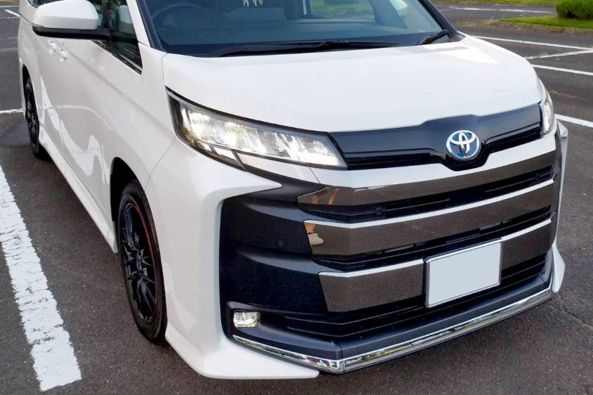 トヨタ・ノアのライトとフロントグリル