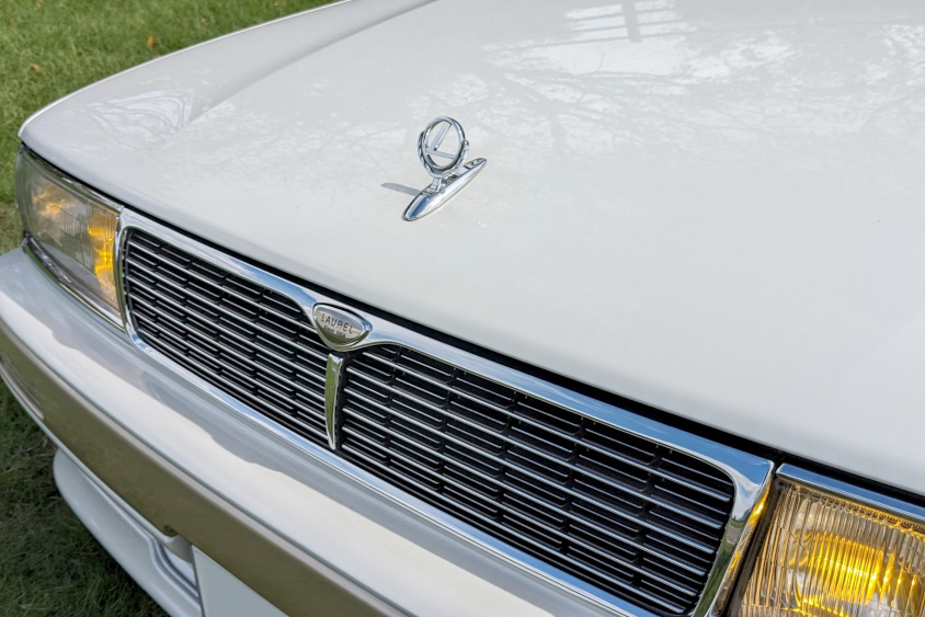 日産・ローレルのエンブレムとグリル