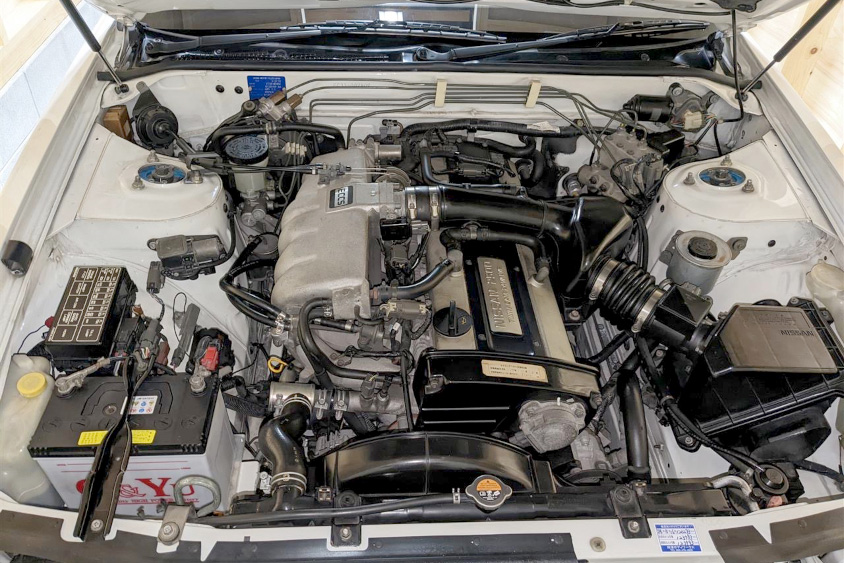 日産・ローレルのエンジンルーム