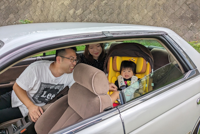 日産・ローレルに乗るオーナーさんと奥さんとお子さん