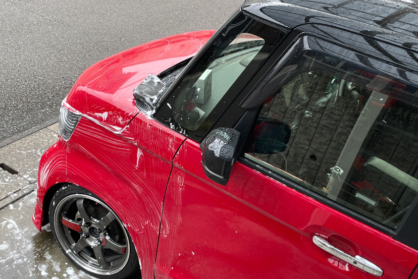 ホンダ・N-BOX CUSTOMを洗車している様子