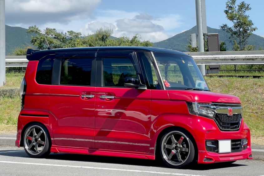 ホンダ・N-BOX CUSTOMの右サイド