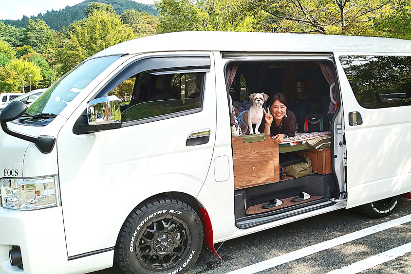 トヨタ・ハイエースのスライドドア越しのオーナーの奥様