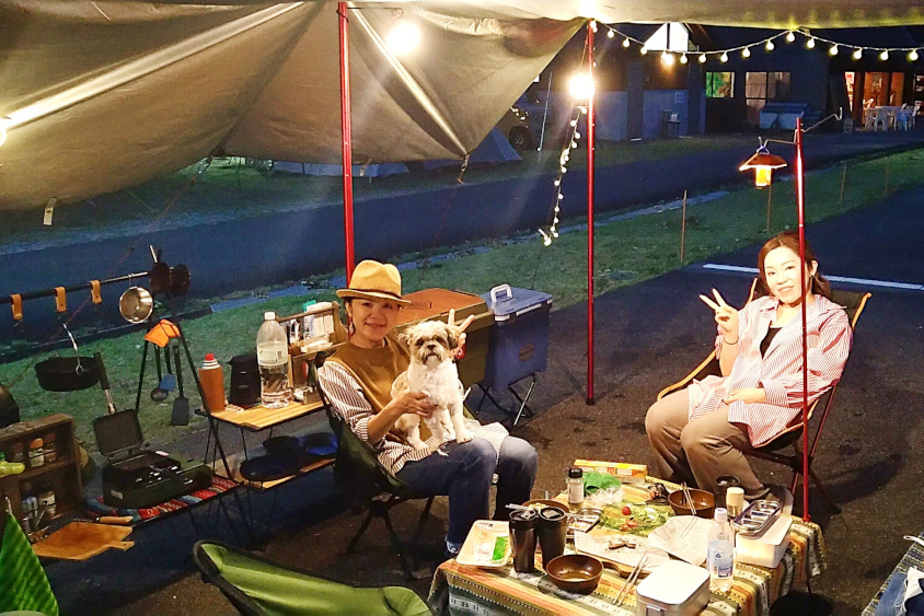 キャンプを楽しむトヨタ・ハイエースのオーナー