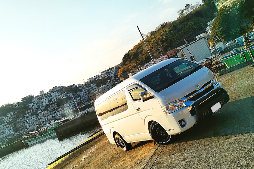 夕陽を浴びるトヨタ・ハイエース