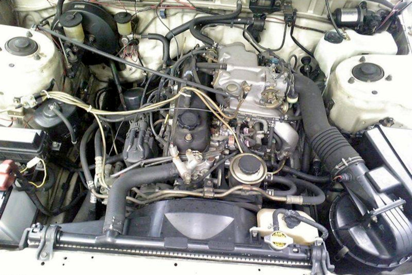 マークⅡバン（5代目）のエンジンルーム