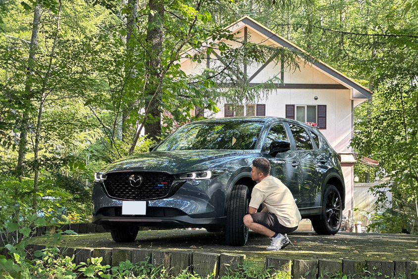 森林の中のマツダ・CX-5