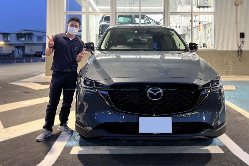 納車の時のマツダ・CX-5とオーナーさん