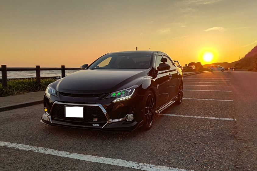 トヨタ・マークXと夕日