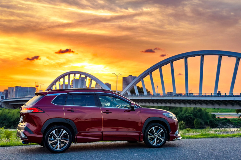 トヨタ・カローラクロスと夕日