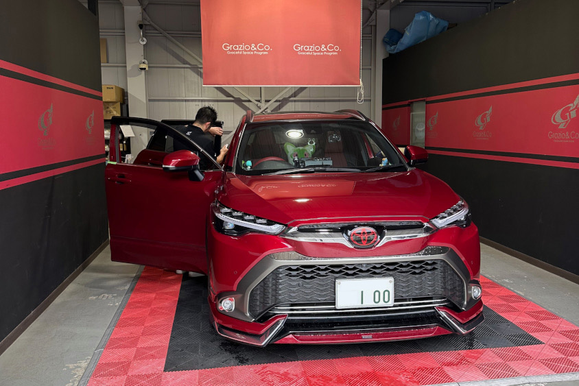 カスタムショップで撮影したトヨタ・カローラクロス