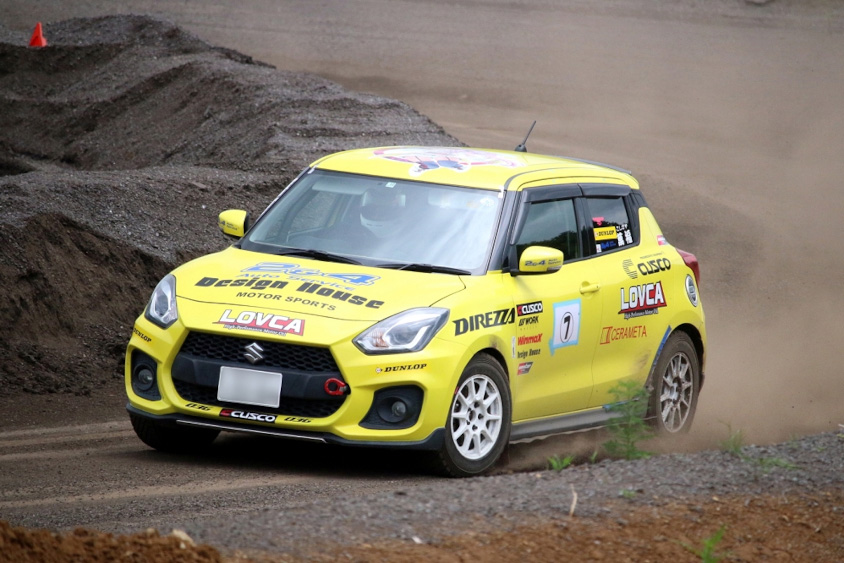 ダートトライアルに参戦するスズキ・スイフトスポーツ
