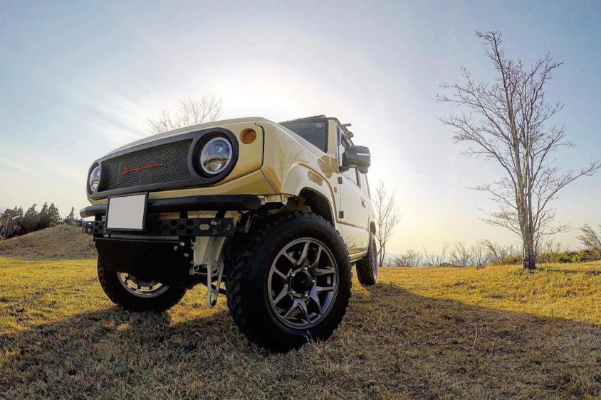 背後から太陽を浴びるスズキ・ジムニー