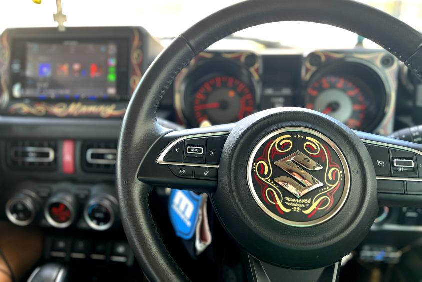 スズキ・ジムニーの運転席