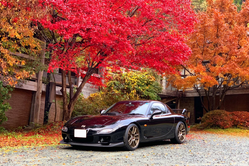 マツダ・RX-7と紅葉
